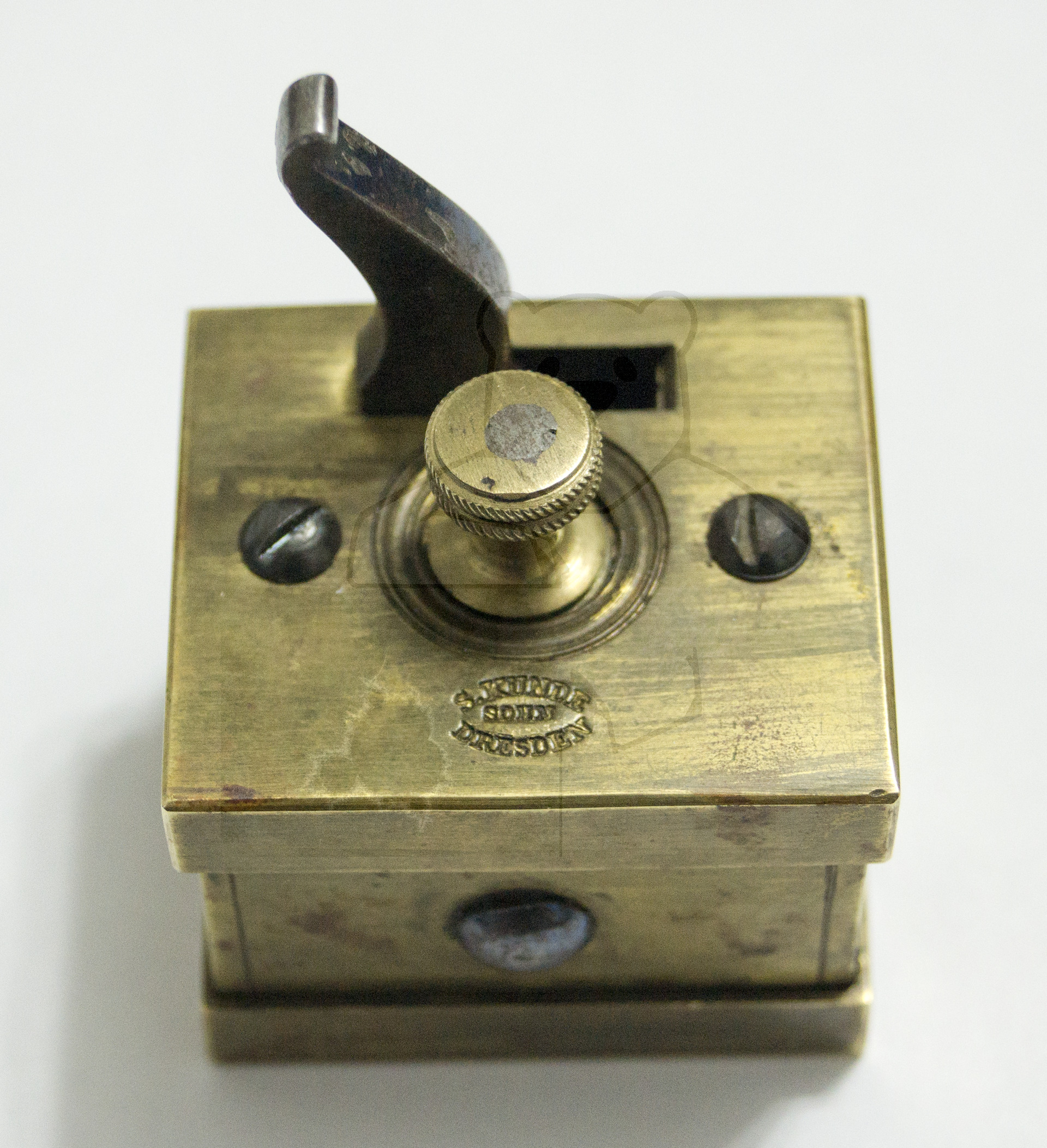 Schröpfschnepper, ca. 1870, Ansicht schräg oben, zu erkennen ist die Stellschraube sowie der Hebel zum Spannen der Klingen